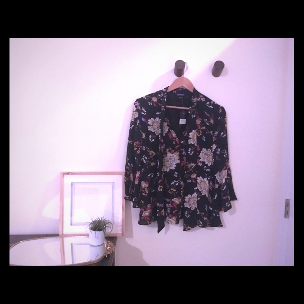 NWT Bebe Floral Flutter Blouse